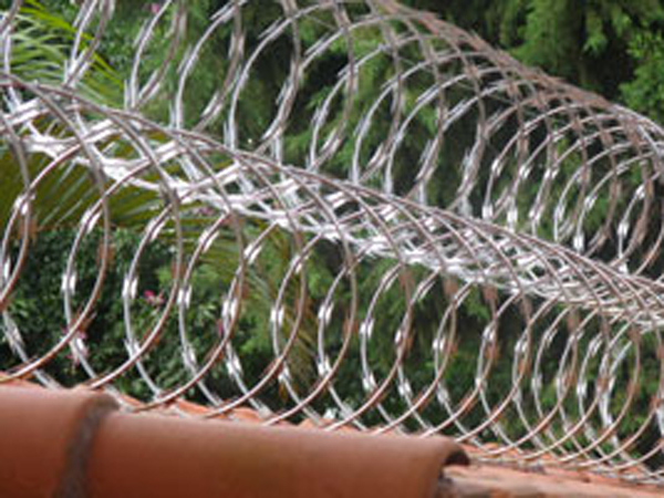 Concertina Dupla; Sistema automatizado na produção possui clips de aço que reduzem o espaçamento das espiras. Concertina Pintada; Para áreas que requerem uma aparência mais discreta e bonita, mas proporcionando a mesma qualidade  e segurança.